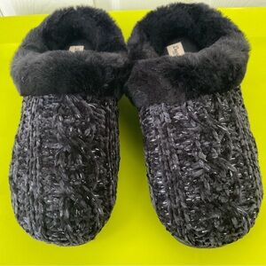 New Woman’s Size Large 9-10 Slippers Dearfoam Clogs.